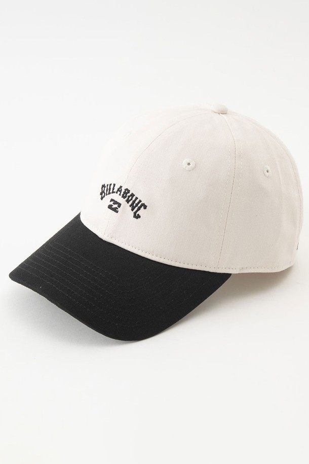 **여성 베이지 로고 자수 배색 캡 모자 (WE13CP281BSD)**는 빌라봉 브랜드의 여성용 캡 모자입니다. 면 캔버스 소재로 제작되어 편안한 착용감을 선사하며, 챙 부분의 배색 디자인이 돋보입니다. 모자 깊이는 9.5cm, 챙 넓이는 8cm이며, 중앙에는 빌라봉 로고 자수가 포인트로 들어가 있습니다. 캐주얼, 미니멀, 클래식 스타일을 즐기는 분들께 추천하며, 동네 마실룩, 산책룩, 여행룩 등 다양한 TPO에 활용하기 좋습니다. 봄, 여름, 가을 계절에 착용하기 좋은 아이템입니다.
