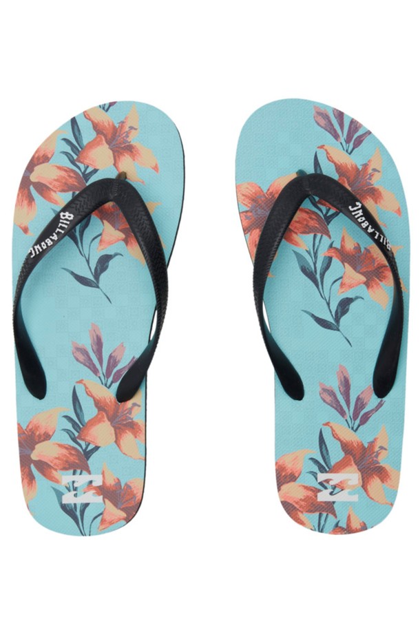 남성 스카이 패턴 풋 베드 프린트 플립플랍 (AE12SD019BGM)은 여름철 휴가, 리조트, 바캉스룩에 어울리는 남성 샌들입니다. 스카이 블루, 블랙, 코랄 세 가지 색상으로 출시되었으며, 플립플랍 스타일의 고무 소재로 제작되었습니다. 육각 질감의 깔창과 접지력을 강화하여 편안한 착용감을 제공합니다. 플라워 프린트 패턴과 BILLABONG(빌라봉) 레터링으로 포인트를 더해 캐주얼하면서도 스포티한 스타일을 연출합니다. 플랫 굽으로 편안함을 강조한 남성 샌들입니다.
