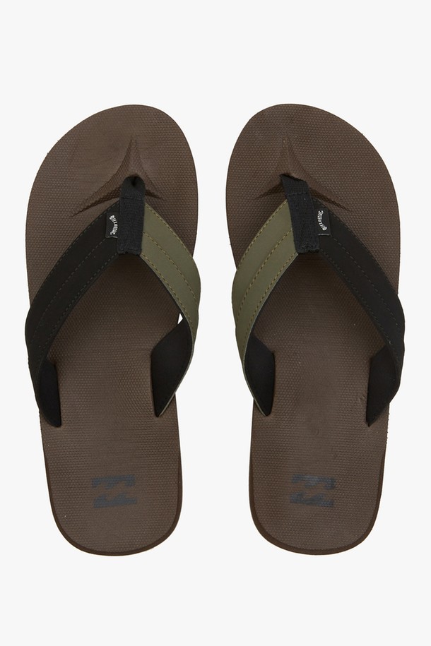 남성 브라운 누벅 상단 스트랩 비치 플리플랍 (AE12SD084CHO)은 여름철 비치와 일상에서 편안하게 착용할 수 있는 플립플랍입니다. 브라운 컬러의 누벅과 비건 가죽 소재를 사용하여 고급스러운 느낌을 더했습니다. 발을 부드럽게 감싸는 패딩 안감과 질감 있는 안창은 편안한 착화감을 제공하며, 긁힘 방지 밑창과 접지력 강화로 안정성을 높였습니다. 스트랩 디자인은 발을 안정적으로 잡아주며, 미니멀하고 캐주얼한 스타일로 휴가룩, 리조트룩, 여름 바캉스룩에 잘 어울립니다. 내구성이 뛰어나 오랫동안 즐겨 신을 수 있습니다.
