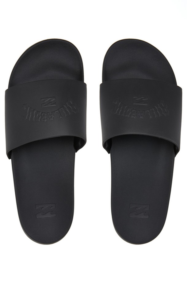빌라봉 남성 블랙 음각 로고 슬라이드 (AE12SD018BLK)는 여름철 일상과 휴양지에서 편안하게 착용할 수 있는 남성 슬라이드입니다. 블랙 컬러의 고무 소재로 제작되었으며, 플랫 굽과 플랫 타입으로 편안한 착화감을 제공합니다. 슬라이드 전체에 음각 로고 패턴이 디자인되어 캐주얼, 미니멀, 리조트 스타일을 연출하기 좋습니다. 휴양지룩, 여행룩, 동네 마실룩 등 다양한 TPO에 활용할 수 있는 실용적인 아이템입니다.
