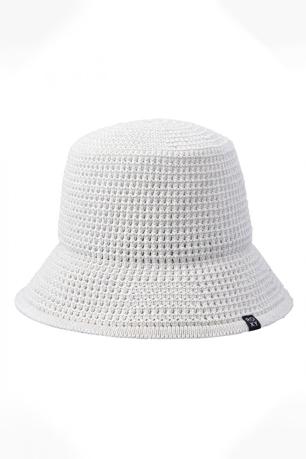 여성 아이보리 크로셰 버킷햇 (RE23HT223SND)은 여름의 햇살을 가려줄 뿐만 아니라 스타일리시함까지 더해주는 모자입니다. 부드러운 크로셰 소재로 제작되어 편안한 착용감을 선사하며, 여유 있는 깊이로 얼굴을 감싸 안정감을 줍니다. 아이보리 컬러의 무지 디자인은 어떤 옷에도 잘 어울리며 캐주얼, 리조트, 미니멀 스타일을 연출하기에 좋습니다. 록시 브랜드의 우븐 패치 장식으로 포인트를 더해 비치웨어는 물론 휴가룩과 리조트룩에도 활용하기 좋습니다. 여름 바캉스룩에 완벽한 마무리를 더해보세요.
