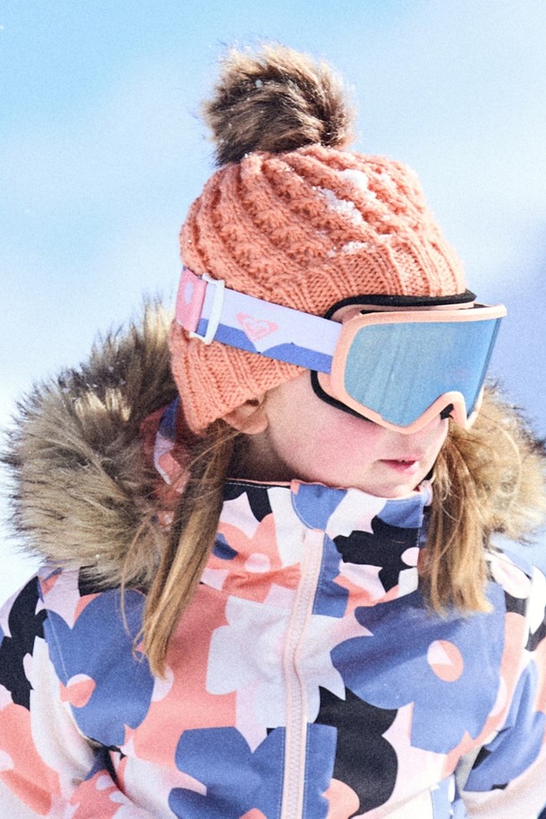 키즈 미씨 고글(MISSY GOGGLE)은 겨울철 스노우 스포츠, 스키/보드 활동에 적합한 키즈용 비니입니다. 부드러운 니트 소재로 제작되었으며, 두꺼운 두께감으로 보온성을 높였습니다. 사랑스러운 핑크 컬러에 케이블 패턴과 퍼볼, 폼폼 장식이 더해져 디자인적인 매력을 더합니다. 모자 깊이는 일반 깊이이며, 아이들이 편안하게 착용할 수 있습니다.
