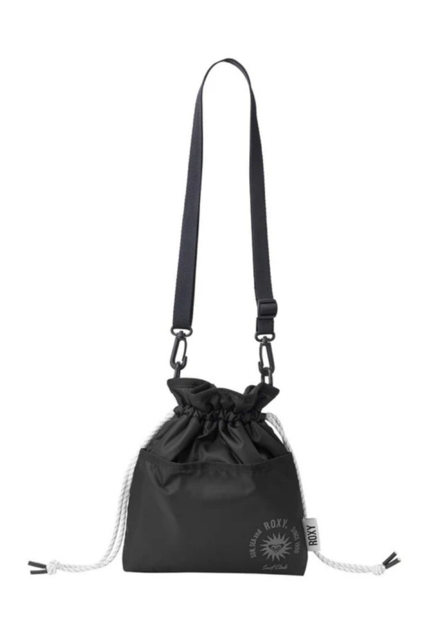 레디 포 더 데이 백 (RE33OB115BLK)은 여성용 숄더백입니다. 블랙 색상의 부드러운 나일론 소재로 제작되었으며, 미디엄 사이즈로 데일리하게 활용하기 좋습니다. 반원 형태에 로고 패턴이 돋보이며, 드로우스트링 디테일과 조절 가능한 숄더 스트랩으로 편안함과 스타일을 더했습니다. 캐주얼, 미니멀, 시크한 스타일을 추구하는 분들께 동네 마실룩, 쇼핑룩으로 추천합니다.
