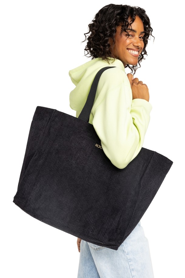 여성 필링 굿 토트백 (RE33OB081KVJ)은 부드러운 코듀로이 소재로 제작되어 따뜻하고 포근한 느낌을 선사합니다. 넉넉한 수납 공간을 자랑하는 라지 사이즈의 무지 토트백으로, 숄더 스트랩과 손잡이로 다양한 연출이 가능합니다. 심플한 사각 디자인과 오픈형 잠금 방식으로 편안함을 더했습니다. 쇼핑, 동네 마실, 카페 등 캐주얼, 미니멀, 클래식 스타일의 TPO에 잘 어울립니다. 블랙 컬러로 어떤 룩에도 세련되게 매치할 수 있습니다.