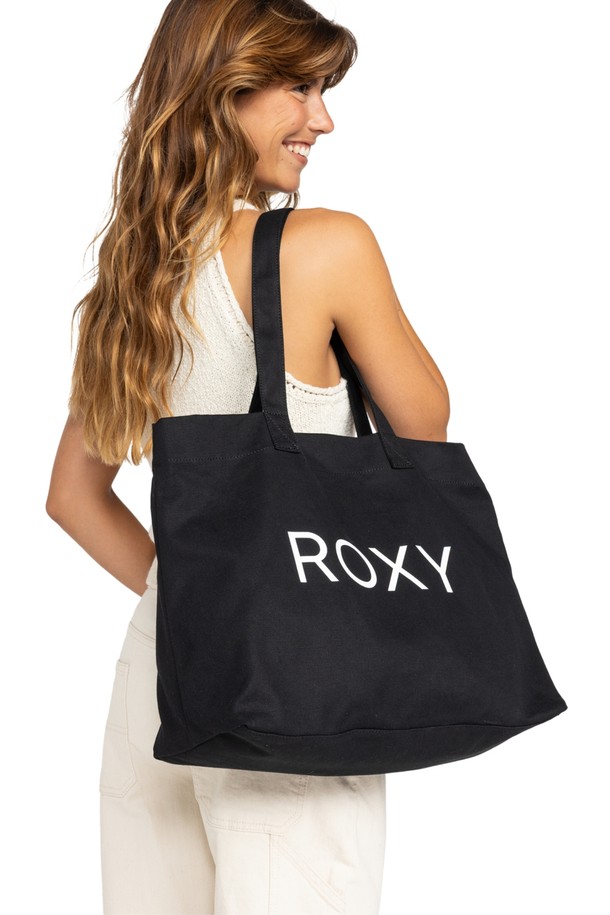 ROXY(록시) 여성 GO FOR IT 백 (RE33OB069KVJ)은 심플한 디자인과 넉넉한 수납력을 자랑하는 여성 토트백입니다. 블랙 컬러에 면 소재로 제작되어 편안한 착용감을 선사하며, 라지 사이즈로 넉넉한 수납공간을 제공하여 실용성을 높였습니다. 가방 전면에 ROXY 로고가 돋보이며, 오픈형 잠금 방식으로 편리하게 사용할 수 있습니다. 쇼핑룩, 동네 마실룩 등 캐주얼, 미니멀, 클래식 스타일의 다양한 일상 룩에 매치하기 좋습니다.
