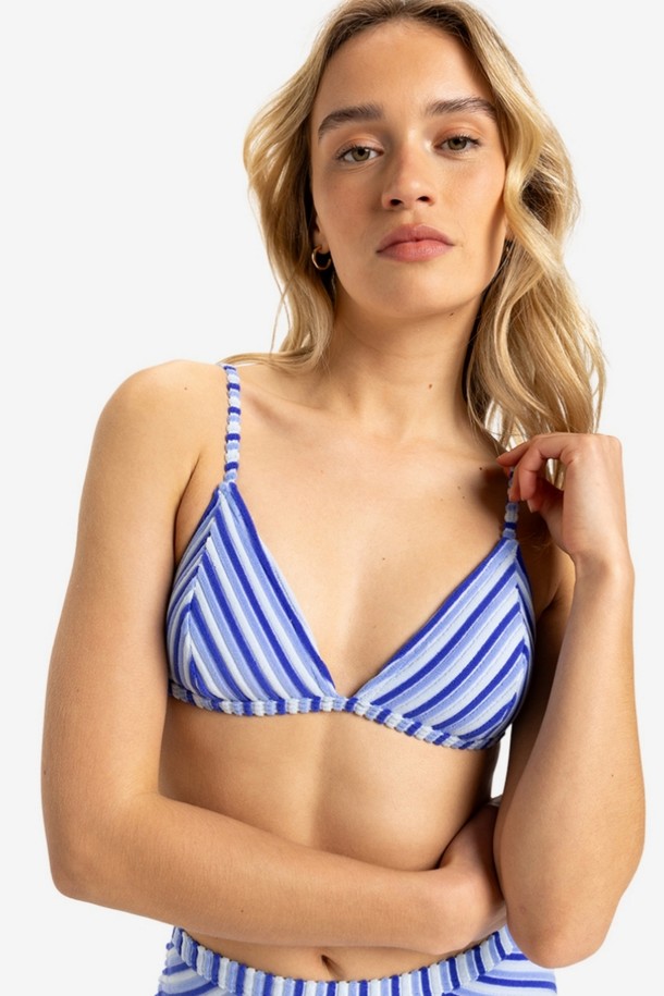 파티 웨이브 비키니 상의 (RF21BE044PPM)는 여름 휴가를 위한 완벽한 선택입니다. 나일론과 스판덱스 혼방 소재로 제작되어 신축성 있는 편안함을 제공하며, 블루와 화이트 컬러의 스트라이프 패턴이 시원한 느낌을 더합니다. 브라 스타일의 삼각컵 디자인은 여성스러운 실루엣을 연출하며, 수영이나 비치웨어는 물론 리조트룩, 미니멀, 클래식 스타일을 즐기는 분들께 추천합니다. 단품으로 구성되어 다양한 하의와 매치하여 개성 있는 바캉스룩을 완성해보세요.
