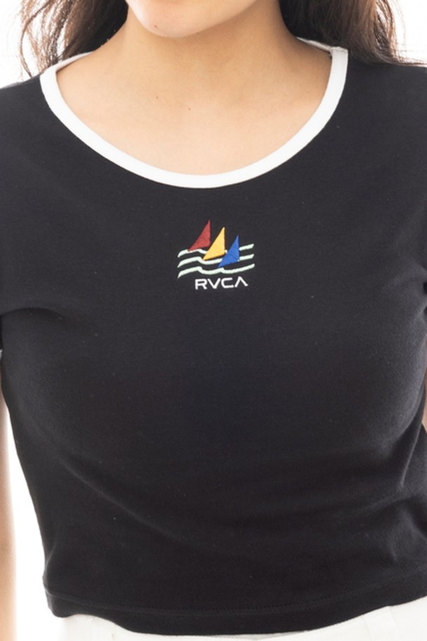 여성스러운 분위기를 연출하는 블랙 컬러의 복고풍 크롭 반팔 티셔츠입니다. 부드러운 촉감의 면과 니트 혼방 소재로 제작되어 편안한 착용감을 선사합니다. 라운드넥 디자인과 가슴 자수, 배색 디테일이 더해져 레트로 무드를 강조합니다. 데이트룩, 쇼핑룩 등 다양한 TPO에 캐주얼, 레트로, 미니멀 스타일로 연출하기 좋습니다. 봄, 여름 시즌에 활용하기 좋은 아이템입니다.
