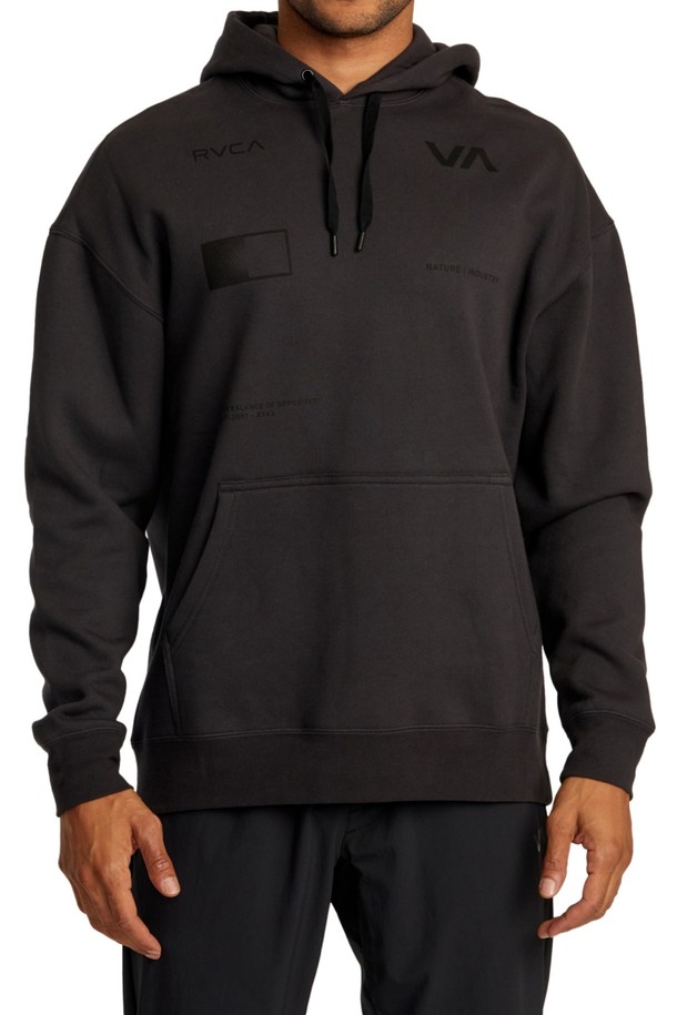 남성 RADIATE (레디에이트) 후디 (VE31HD508WAA)는 가을과 겨울철 일상에서 스포티한 스타일을 연출하기에 적합한 제품입니다. 부드러운 면 혼방 소재로 제작되어 편안한 착용감을 제공하며, 긴 소매와 후드 디자인으로 보온성을 높였습니다. 전면과 후면에 RADIATE (레디에이트) 시리즈의 프린트 무늬가 돋보이며, 캐주얼한 겨울 데일리룩에 포인트를 더합니다. 블랙 컬러로 어떤 옷에도 매치하기 용이하며, 스포티한 분위기를 연출합니다.
