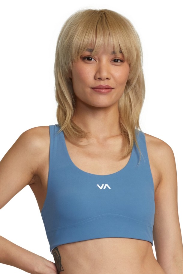 **여성 에션셜 미드 브라탑2 (블랙)**은 미디엄 서포트 기능으로 활동성을 높여주는 여성 브라탑입니다. 넓은 등을 감싸는 디자인과 가슴 아래 밴드 서포트로 편안한 착용감을 제공합니다. 스포츠 및 피트니스 활동에 적합하며, 요가/필라테스룩, 러닝룩 등 다양한 TPO에 활용 가능합니다. 무지 디자인의 블랙 컬러로 미니멀하고 스포티한 스타일을 연출하며, 사계절 내내 활용할 수 있습니다.
