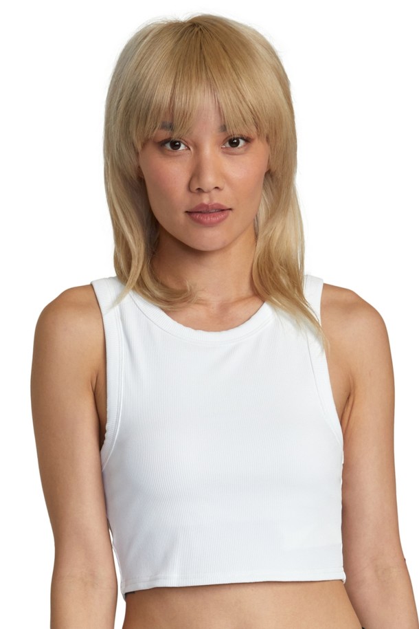 여성 립 커트 아웃 탱크탑 (VE31SL802WPW)은 스포츠 및 피트니스 활동에 적합한 여성용 탱크탑입니다. 부드러운 촉감의 나일론 소재로 제작되어 통기성이 뛰어나 얇고 가벼운 착용감을 제공합니다. 크롭 기장의 민소매 디자인으로 스포티한 스타일을 연출하며, 라운드넥과 무지 패턴으로 미니멀한 매력을 더했습니다. 립 커트 아웃 디테일이 특징이며, 여름철 활동적인 여성에게 안성맞춤입니다. 화이트 컬러로 다양한 스타일과 쉽게 매치할 수 있습니다.
