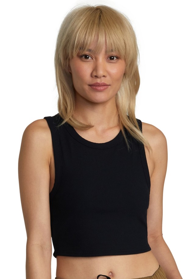 여성 립 커트 아웃 탱크탑 (VE31SL802BLK)은 여름 시즌에 적합한 블랙 컬러의 슬림핏 탱크탑입니다. 라운드넥 디자인에 얇은 두께감으로 시원하게 착용 가능하며, 스포티하고 미니멀한 스타일을 연출합니다. 커트아웃 디테일과 립 조직으로 포인트를 더해 트레이닝, 일상, 여행, 휴가 등 다양한 TPO에 활용할 수 있습니다. 민소매 디자인으로 활동성을 높였으며, 무지 패턴으로 어떤 옷에도 잘 어울립니다.
