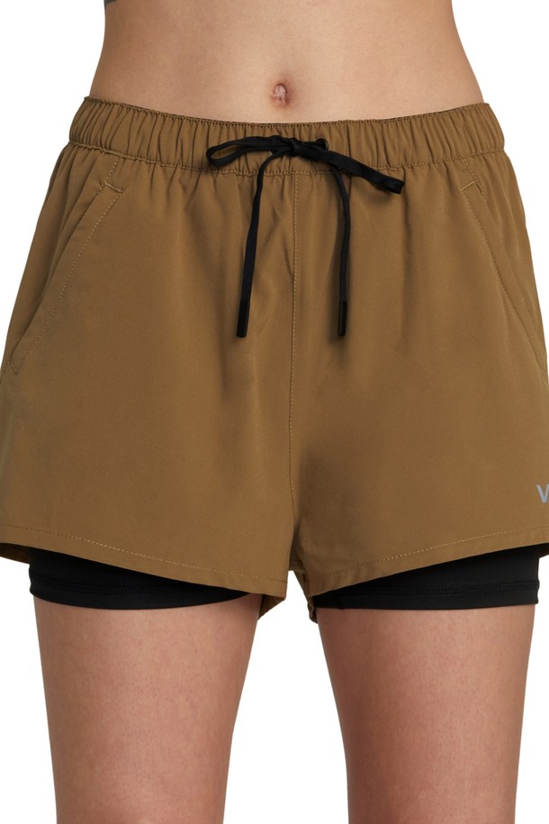 여성 에션셜 미드 라이즈 요가 워크숏 (VE31WK808BLK)은 요가 및 피트니스 활동에 적합한 스포티한 스타일의 여성용 숏 팬츠입니다. 얇고 부드러운 4WAY 스트레치 나일론 스판덱스 혼방 소재로 제작되어 흡습, 속건, 향균 기능을 제공합니다. 슬림핏 디자인에 드로우코드 허리 밴딩으로 편안한 착용감을 선사하며, 사이드 포켓이 있어 실용적입니다. 블랙 색상의 무지 디자인으로 다양한 상의와 매치하기 용이하며, 여름철 가볍게 입기 좋습니다. 피트니스룩 또는 요가/필라테스룩 연출에 활용할 수 있습니다.
