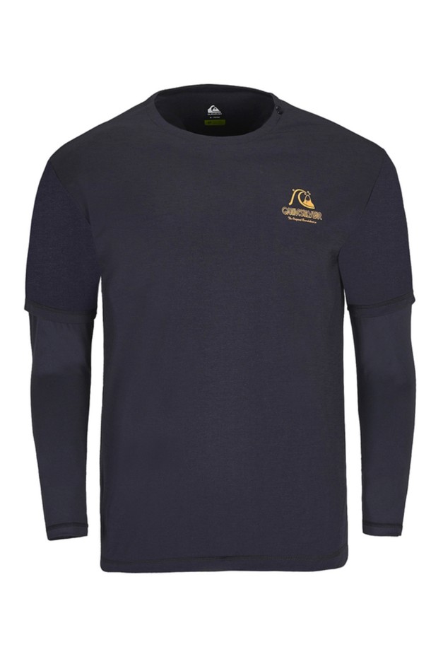 남성용 블랙 반팔 레이어드 긴소매 래쉬가드 (QE21RS177BLK)입니다. 여름철 수영, 워터스포츠, 아웃도어 활동, 스포츠 활동에 적합하며, 스포티, 캐주얼, 스트릿 스타일을 연출할 수 있습니다. 레귤러 핏에 라운드넥 디자인으로, 나일론과 스판덱스 혼방 소재로 제작되어 얇고 가볍습니다. UV 차단, 자외선 차단, 흡습, 속건, 내염소성 기능을 갖춰 활동성을 높였습니다. 가슴과 후면에 프린트, UPF50+ 기능과 버튼 디테일이 돋보이는 디자인입니다. 휴가룩, 리조트룩, 여름 바캉스룩에 활용하기 좋습니다.
