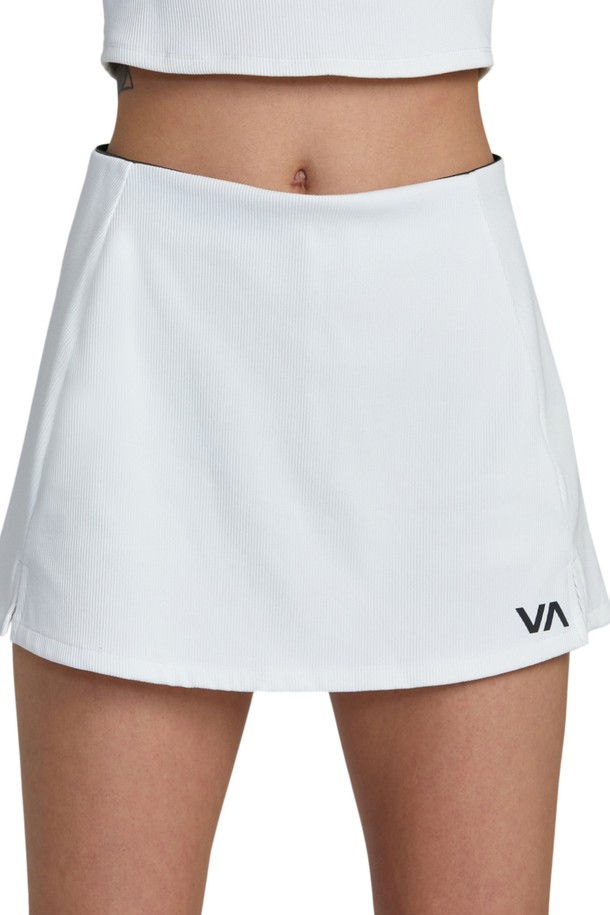 여성 립 테니스 스커트 (VE31SK806WPW)는 봄, 여름 시즌에 착용하기 좋은 여성용 테니스 스커트입니다. A라인 핏과 얇은 두께감으로 편안한 착용감을 제공하며, 스포티한 무드를 연출합니다. 심플한 무지 디자인의 화이트 컬러 스커트로, 피트니스룩 또는 캐주얼 스타일로 활용하기 좋습니다. VA 로고 디테일이 특징이며, 활동적인 스포츠 활동에 적합합니다.
