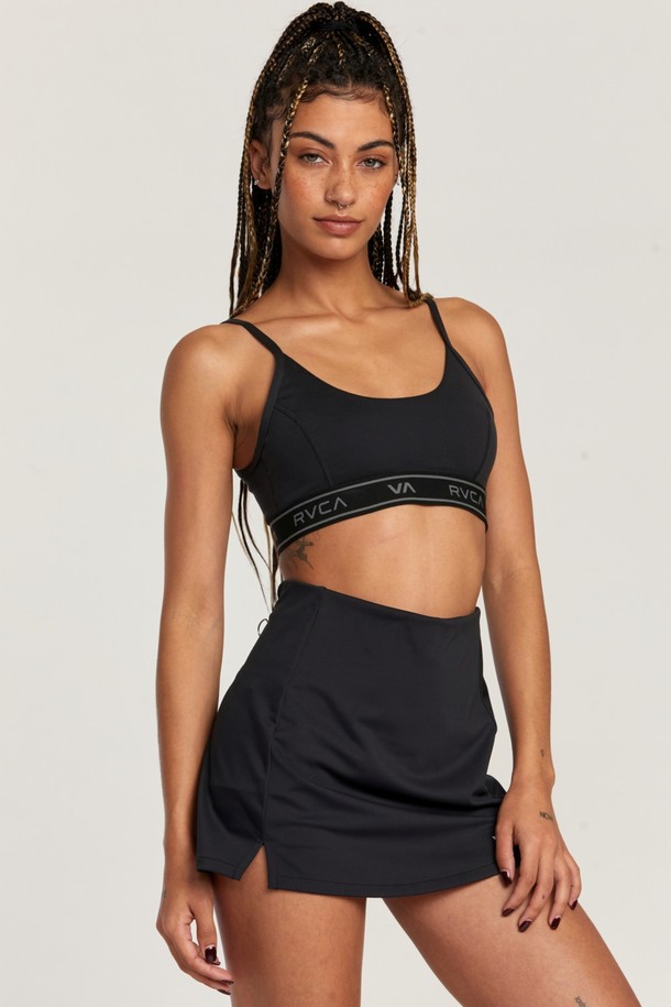 여성 에센셜 테니스 스커트 (VE31SK805BLK)는 여름 시즌, 운동 및 일상에서 스포티하게 연출하기 좋은 블랙 컬러의 테니스 스커트입니다. A라인 핏과 루즈핏으로 편안하면서도 활동적인 실루엣을 제공하며, 신축성이 뛰어난 폴리에스터 소재로 제작되어 편안한 착용감을 선사합니다. 테니스, 피트니스, 러닝 등 다양한 스포츠 활동은 물론, 캐주얼하고 미니멀한 스타일링에도 활용할 수 있습니다. 무지 디자인으로 어떤 상의와도 쉽게 매치하여 다양한 스타일을 연출할 수 있는 활용도 높은 아이템입니다.
