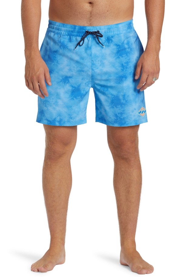 남성 부즈 레이백 보드숏(AE31BS011BHC)은 시원한 여름을 위한 필수 아이템입니다. 블루 컬러의 타이다이 패턴이 시원하고 트렌디한 느낌을 주며, 수영, 서핑, 비치웨어 등 다양한 활동에 적합합니다. 얇고 부드러운 폴리에스테르 소재로 제작되어 편안한 착용감을 선사하며, 흡습 및 속건 기능으로 쾌적함을 유지해 줍니다. 허리에는 드로우스트링 밴딩 처리가 되어 있어 활동적인 움직임에도 안정적인 핏을 제공합니다. 휴가룩, 리조트룩, 바캉스룩 등 스포티, 캐주얼, 리조트 스타일 연출에 활용하기 좋습니다.
