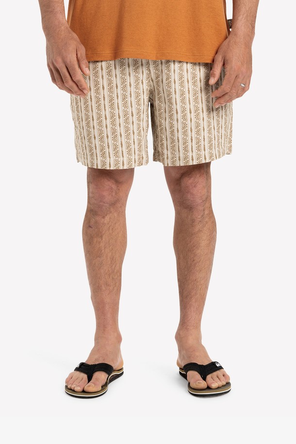 TAXER(택서) 자카드 스트리트 웨이 워크숏 반바지 (QF21WK007SFA)는 여름철 시원하게 즐길 수 있는 반바지입니다. 부드러운 면 소재로 제작되어 편안한 착용감을 제공하며, 자카드 패턴으로 스트릿 스타일을 연출합니다. 배기핏과 루즈핏으로 활동성을 높였으며, 사이드 포켓과 백 포켓으로 실용성을 더했습니다. 통기성이 좋아 쾌적하게 착용할 수 있으며, 캐주얼한 일상룩에 활용하기 좋습니다.
