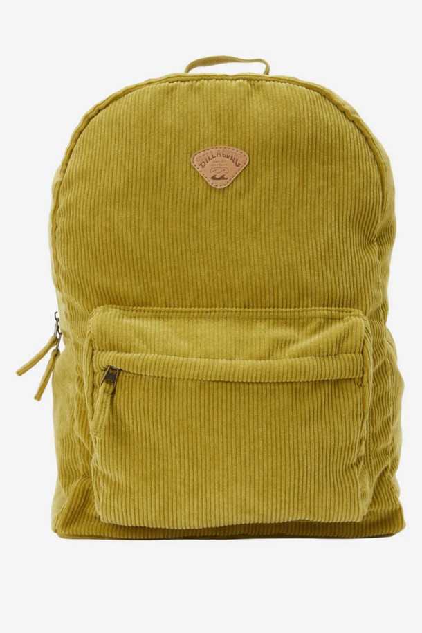 여성 스쿨 아웃 코드 백팩 (WE33BP006GGK)은 캐주얼, 미니멀, 클래식 스타일을 추구하는 여성들을 위한 데일리 백팩입니다. 20L 용량의 미디엄 사이즈로, 산책룩이나 여행룩에 잘 어울립니다. 부드러운 코듀로이 소재에 무지 패턴으로 디자인되었으며, 전면에 패치 장식이 포인트로 더해졌습니다. 내부에는 노트북 수납 공간과 수납 포켓이 있어 실용성을 높였으며, 지퍼형 잠금 방식으로 내용물을 안전하게 보호합니다. 그린 컬러로 어떤 옷차림에도 매치하기 용이합니다.
