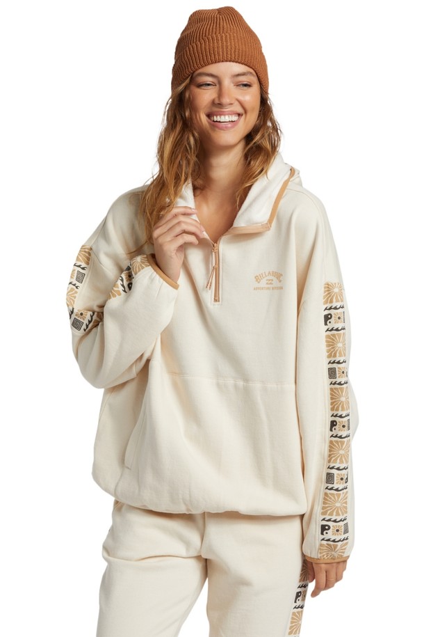 여성 서프 어드벤처 후디 (WE31HD039WCP)는 부드러운 폴리에스테르 소재로 제작되어 포근한 착용감을 선사합니다. 하프넥 디자인과 두툼한 두께감으로 가을, 겨울철 보온성을 높였으며, 일상 및 캐주얼 룩에 잘 어울립니다. 루즈핏으로 편안함을 더하고, 소매 그래픽 디테일과 하프 집업 디자인이 스포티한 무드를 연출합니다. 화이트와 크림 컬러로 출시되었으며, 서프 어드벤처 스웻팬츠와 함께 세트업하여 더욱 스타일리시하게 연출할 수 있습니다.
