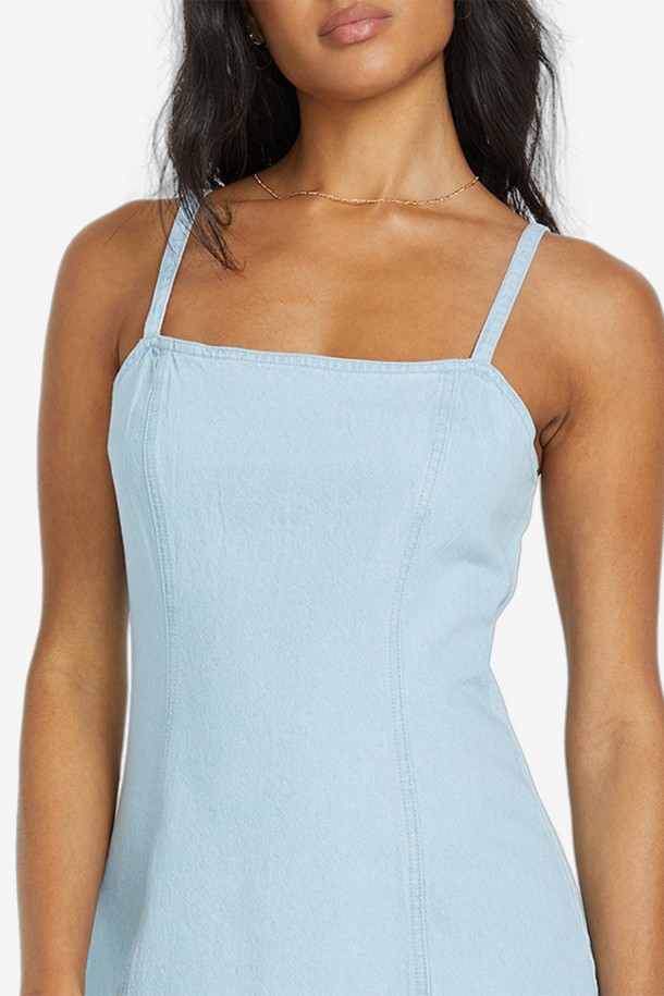 여성 스테이 인더 선 나시 데님 드레스 (WF11DR041BSA)는 여름을 위한 캐주얼 스타일의 미니 슬림 데님 원피스입니다. 연청 컬러에 슬림핏으로 시원하고 세련된 핏을 연출합니다. 스퀘어넥 디자인과 민소매, 34인치 길이로 여성스러운 실루엣을 강조하며, 백 지퍼 클로저로 편안하게 착용 가능합니다. 데이트룩, 카페룩, 휴가룩 등 다양한 TPO에 맞춰 캐주얼, 미니멀, 시크한 스타일을 연출할 수 있으며, 메탈 플레이트 디테일이 은은한 포인트를 더합니다.
