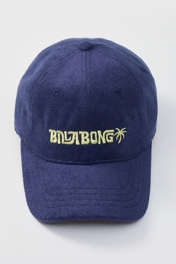 네이비 컬러의 여성용 캡모자(WF13CP120NAV)입니다. 부드러운 면 소재로 제작되어 사계절 내내 편안하게 착용할 수 있으며, 일반 깊이와 챙 넓이로 안정적인 핏을 제공합니다. 빌라봉 로고 자수 디테일과 사이즈 조절 가능한 백 스트랩이 특징이며, 일상적인 스타일링에 포인트를 더해줍니다.
