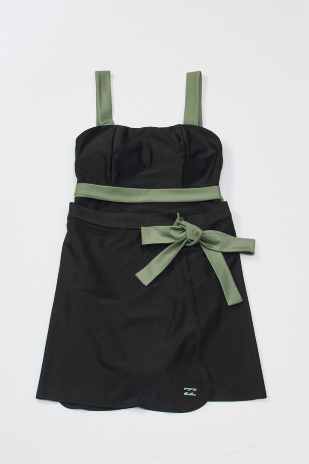 WF31BK038BLK 투피스 스윔 수트는 여성 고객을 위한 수영복으로, 수영과 비치웨어 용도로 제작되었습니다. 블랙과 그린 두 가지 색상으로 제공되며, 폴리우레탄 소재로 제작되어 신축성 있는 촉감을 선사합니다. 바디라인을 살려주는 핏과 스트랩 네크라인이 특징이며, 내장 브라 패드와 안감으로 편안함과 안정감을 더했습니다. 원피스 수영복과 랩스커트 디자인의 투피스 세트로, 넓은 숄더 스트랩과 허리 스트랩 디테일이 돋보이는 로맨틱하고 걸리시한 스타일의 리조트룩을 완성해 줍니다. 휴양지룩이나 여름 바캉스룩, 리조트룩으로 활용하기 좋습니다.
