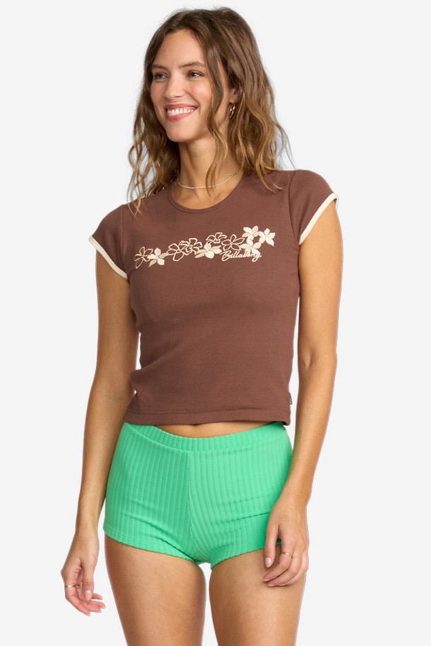 여성스러운 플라워 패턴이 돋보이는 JOSIE RINGER (조시 린저) 반팔 티셔츠입니다. 부드러운 면 소재로 제작되어 편안한 착용감을 선사하며, 봄, 여름에 시원하게 입을 수 있습니다. 슬림핏 크롭 기장으로, 데이트룩이나 봄 소풍룩에 포인트를 더할 수 있습니다. 브라운 컬러 바탕에 플라워 패턴이 로맨틱한 분위기를 연출하며, 린저 디테일이 캐주얼한 스타일을 완성합니다. 미니멀한 스타일을 선호하는 분들께 추천합니다.
