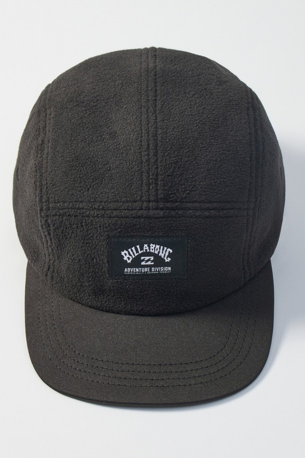 **JET 캡 (AF33CP083BLK)**

부드러운 플리스 소재로 제작되어 가을과 겨울철 캠핑, 트레킹, 일상에서 따뜻함을 선사하는 제트 캡입니다. 블랙 컬러에 릴랙스 핏으로 편안한 착용감을 제공하며, 아웃도어 스타일을 연출합니다. 경량 기능으로 활동성을 높였으며, 패치 디자인이 포인트로 더해졌습니다. 고프코어, 캐주얼, 미니멀 스타일을 즐겨 입는 분들께 추천합니다.
