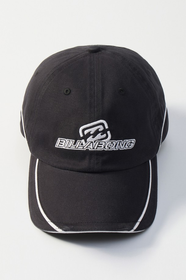 BRACKET LAD (브라켓 래드) 코튼 캡 (AF33CP062BLK)은 사계절(봄, 여름, 가을, 겨울) 모두 착용 가능한 공용 볼캡입니다. 블랙 컬러의 베이직, 캐주얼, 클래식 스타일로, 여행룩이나 캠핑룩에 잘 어울립니다. 면 소재로 제작되어 편안한 착용감을 제공하며, 로고 자수와 버클, 파이핑 디자인이 특징입니다. 클래식핏 디자인으로 사이즈 조절이 가능하여 누구나 편안하게 착용할 수 있습니다.
