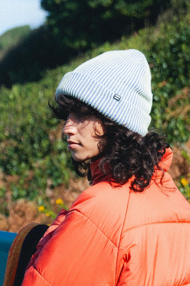 여성스러운 웨이브 체크 패턴이 돋보이는 여성 WAVE CHECK 비니입니다. 면과 아크릴 혼방 소재로 제작되어 부드러운 촉감을 선사하며, 가을과 겨울철에 따뜻하게 착용할 수 있습니다. 숏 기장과 컴팩트 핏으로 제작되어 출근룩, 모임룩 등 다양한 TPO에 활용 가능하며, 캐주얼, 미니멀, 클래식 스타일을 연출하기 좋습니다. 골지 디테일과 투톤 컬러 배색으로 포인트를 더하여, 어떤 룩에도 세련된 무드를 더해줍니다.
