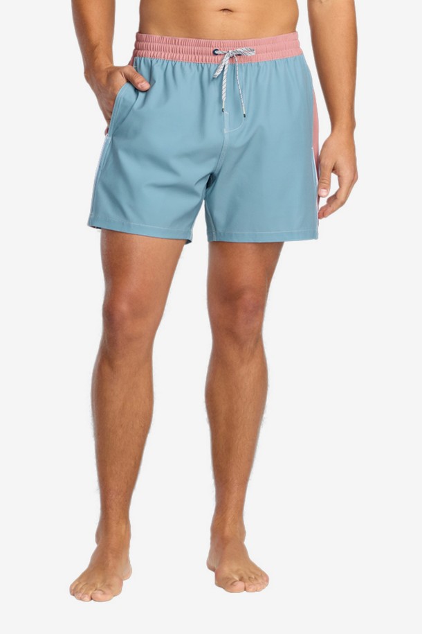 DBAH(디비에이치) PANEL 16인치 보드숏 (AF31BS003WBL)은 시원한 여름을 위한 필수 아이템입니다. 릴랙스 핏에 블루 컬러 배색이 돋보이며, 캐주얼 및 스포티 스타일을 연출하기 좋습니다. 신축성이 뛰어난 스트레치 소재로 제작되어 편안한 착용감을 제공하며, 얇은 두께감으로 한여름에도 시원하게 입을 수 있습니다. 허리 밴딩과 드로스트링, 플랩 포켓 디자인으로 실용성을 더하여 휴가룩, 리조트룩, 바캉스룩에 완벽하게 어울립니다.
