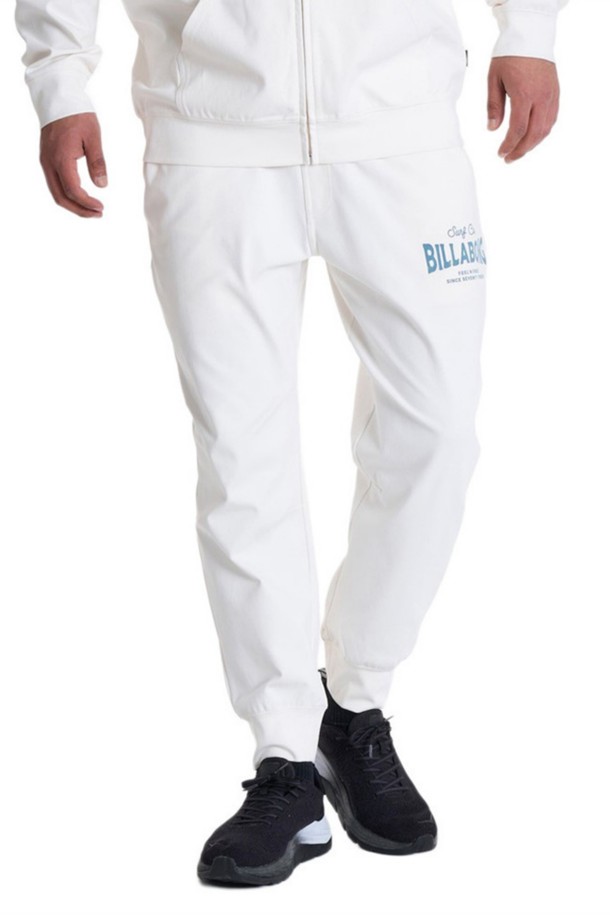 WARM SOFTTY (웜 소프트티) 래쉬가드 하의는 수영 및 스킨스쿠버 활동에 적합한 래쉬가드입니다. 부드러운 촉감의 하이브리드 원단과 혼합사로 제작되어 두꺼운 두께감으로 안정적인 착용감을 제공합니다. 조거핏 디자인에 무지 패턴으로 스포티, 미니멀, 캐주얼 스타일을 연출할 수 있습니다. 휴가, 리조트, 여름 바캉스룩에 활용하기 좋은 아이템입니다.
