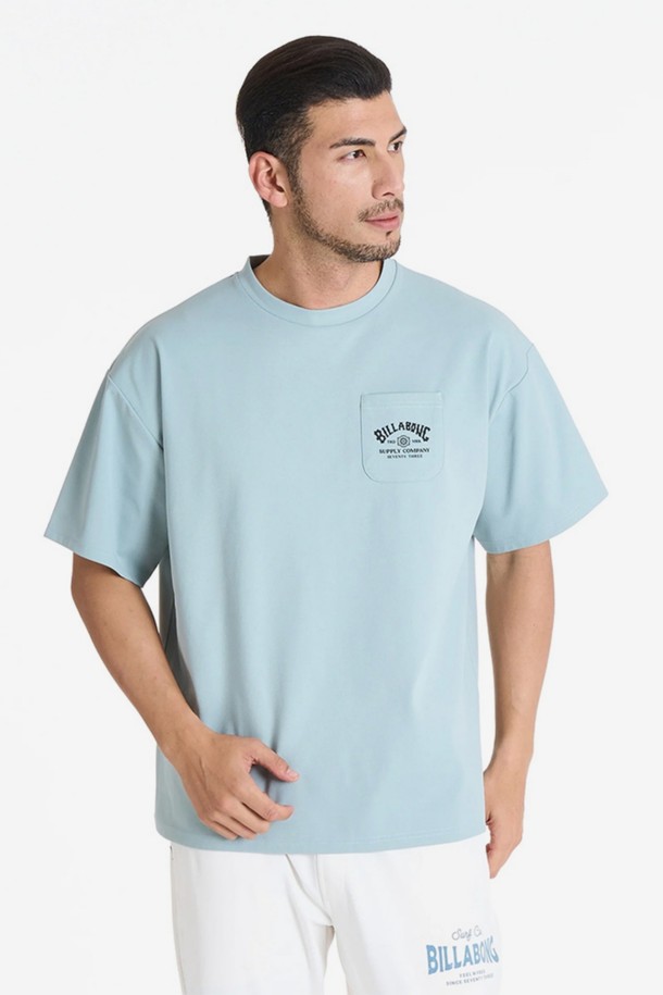 따뜻함을 유지해주는 웜 반팔 래쉬가드 (AF31RE081ASH)입니다. 일상, 수영, 스킨스쿠버 활동에 적합하며, 여름 바캉스룩과 스포티한 스타일을 연출하기 좋습니다. 두꺼운 두께감의 하이브리드 원단을 사용하여 부드러운 촉감을 제공하며, 자외선 차단과 보온 기능을 갖췄습니다. 반소매 디자인과 무지 패턴으로 깔끔함을 더했습니다. 
