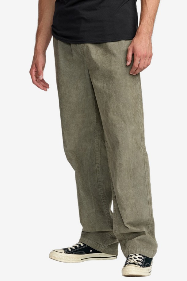 LARRY(래리) 코듀로이 팬츠 (AF31LP007GAH)는 남성용 코듀로이 와이드 팬츠입니다. 가을과 겨울에 어울리는 두꺼운 두께감과 뻣뻣한 촉감의 코듀로이 소재로 제작되어 캐주얼한 무드를 연출합니다. 카키와 올리브 두 가지 색상으로 출시되었으며, 출근룩과 모임룩 모두 소화 가능한 활용성을 자랑합니다. 미니멀, 클래식, 캐주얼 스타일을 즐겨 입는 남성분들께 추천합니다. 루즈핏의 긴 기장으로 편안한 착용감을 선사합니다.
