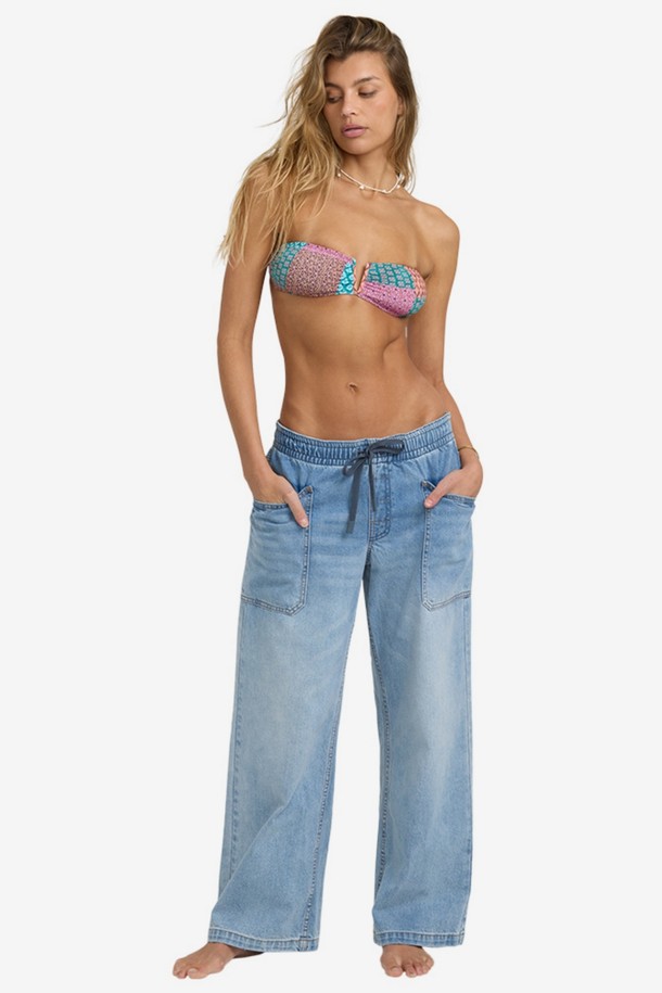 여성 ZONTE E WAIST (존테 이 웨이스트) 데님 팬츠 (WF31DN053SDW)는 캐주얼 스타일의 여성용 데님 팬츠입니다. 연청 컬러의 무지 디자인으로, 봄, 여름 시즌에 적합합니다. 얇은 두께감의 데님 소재로 제작되었으며, 루즈핏 와이드 실루엣이 편안한 착용감을 선사합니다. 뻣뻣한 촉감과 포켓 디테일이 특징이며, 밴딩은 없습니다.
