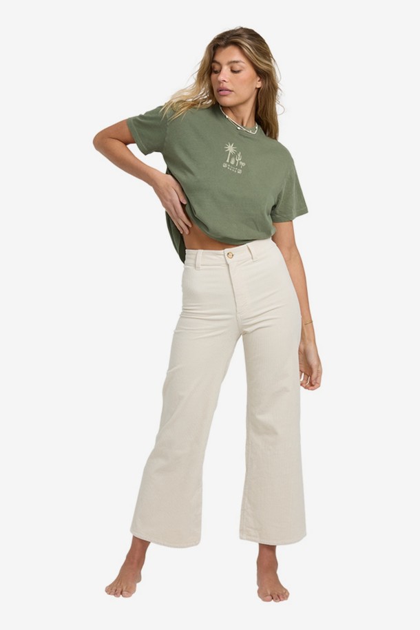 여성 FREE FALL (프리 폴) 코듀로이 팬츠는 가을, 겨울 시즌에 어울리는 여성용 코듀로이 와이드 팬츠입니다. 캐주얼, 클래식, 미니멀 스타일을 소화하기 좋으며, 데이트룩, 모임룩, 출근룩 등 다양한 TPO에 활용할 수 있습니다. 하이웨이스트 디자인과 백 포켓 디테일이 특징이며, 버튼 여밈으로 깔끔하게 마무리되었습니다. 부드러운 코듀로이 소재와 면 혼방으로 편안한 착용감을 선사합니다. 무지 패턴의 긴 기장 바지로, 어떤 상의와도 쉽게 매치하여 스타일리시한 룩을 연출할 수 있습니다.
