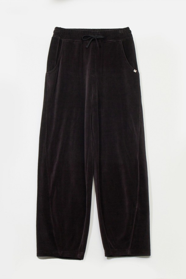 **여성 KNIT VELOURS (니트 벨루어) × RIB 팬츠 (WF31LP076BLK)**

부드러운 벨루어 소재로 제작되어 포근한 착용감을 선사하는 여성 니트 벨루어 팬츠입니다. 캐주얼하고 미니멀한 스타일로, 편안한 집콕룩과 산책룩 연출에 적합합니다. 숏 기장으로 활동성을 높였으며, 밴딩 허리와 조임끈으로 편안한 핏을 제공합니다. 립(Rib) 디테일이 더해져 세련된 느낌을 더하며, 가을과 겨울에 따뜻하게 입을 수 있는 두꺼운 두께감의 팬츠입니다. 무지 디자인의 블랙 컬러로 어떤 상의와도 쉽게 매치할 수 있습니다.