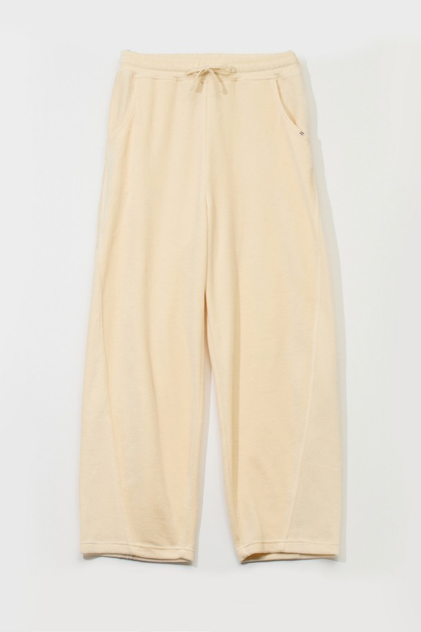 베이지 컬러의 여성용 니트 벨루어 × 립 팬츠입니다. 부드러운 촉감의 니트 벨루어 소재로 제작되어 편안한 착용감을 선사하며, 얇은 두께감으로 봄, 가을에 적합합니다. 루즈핏으로 활동성을 높였으며, 밴딩 처리로 편안함을 더했습니다. 캐주얼, 미니멀, 클래식 스타일 연출에 용이하며, 립 디테일이 돋보이는 디자인입니다.