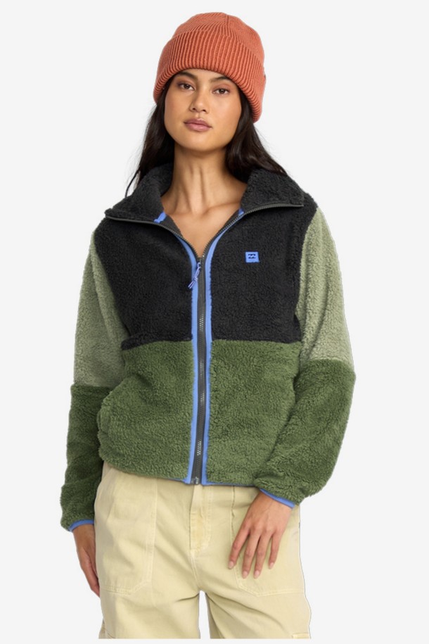 여성 스위치백 플리스 집업 재킷 (WF31JK021GPL)은 부드러운 플리스 소재로 제작되어 가을, 겨울철 따뜻함을 선사합니다. 일상 및 캐주얼 스타일은 물론, 산책룩과 캠핑룩에도 잘 어울리는 활용도 높은 아이템입니다. 무지 패턴과 배색 디자인이 돋보이며, 레귤러핏과 긴소매, 스탠드 칼라가 편안하면서도 세련된 분위기를 연출합니다. 블랙, 올리브, 베이지 세 가지 색상으로 제공되어 다양한 스타일 연출이 가능합니다. 두꺼운 두께감으로 보온성을 높였으며, 캐주얼, 스포티, 미니멀 스타일을 모두 소화할 수 있습니다.
