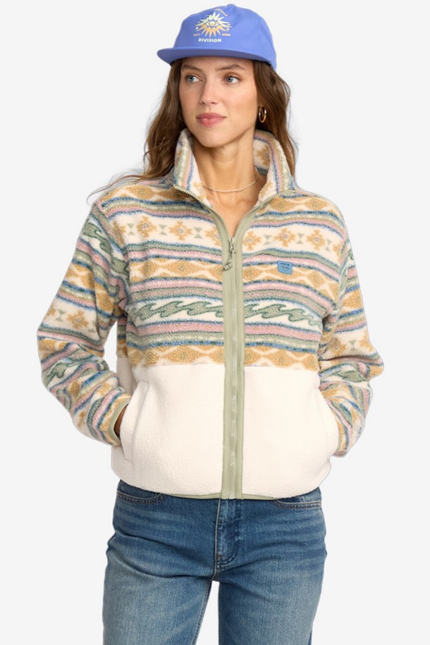 여성 ROCK JETTY MOCK 플리스 재킷 (WF31JK020WCP)은 캐주얼한 스타일의 플리스 자켓입니다. 베이지와 멀티컬러 배색의 패치워크 디자인으로 포인트를 주었으며, 가을과 겨울에 따뜻하게 착용할 수 있습니다. 두꺼운 두께감의 플리스 소재로 제작되어 부드러운 촉감을 선사하며, 레귤러 핏과 긴소매 기장으로 편안한 착용감을 제공합니다. 모크넥 디자인과 집업 여밈 방식으로 스타일리시함을 더했으며, 일상 및 캐주얼 룩에 활용하기 좋습니다. 포켓 디테일로 실용성을 높인 플리스 자켓입니다.
