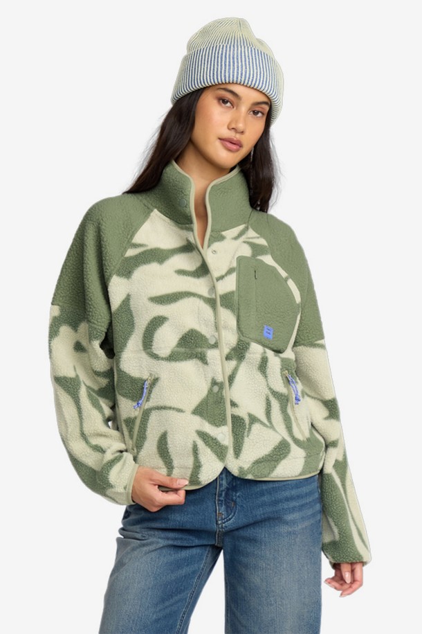 여성 POPOYO SNAP UP 플리스 재킷 (WF31JK017GHJ)은 캐주얼, 스포티한 스타일의 플리스 재킷입니다. 그린, 베이지 두 가지 색상으로 출시되었으며, 가을, 겨울 시즌에 따뜻하게 입을 수 있습니다. 부드러운 촉감의 두꺼운 플리스 소재에 카모 패턴이 적용되어 트렌디함을 더했습니다. 크롭 기장에 긴 소매, 스냅업 디테일로 포인트를 주어 산책룩을 연출하기 좋습니다. 루즈핏으로 편안하게 착용 가능하며, 집업 스타일로 간편하게 입고 벗을 수 있습니다.
