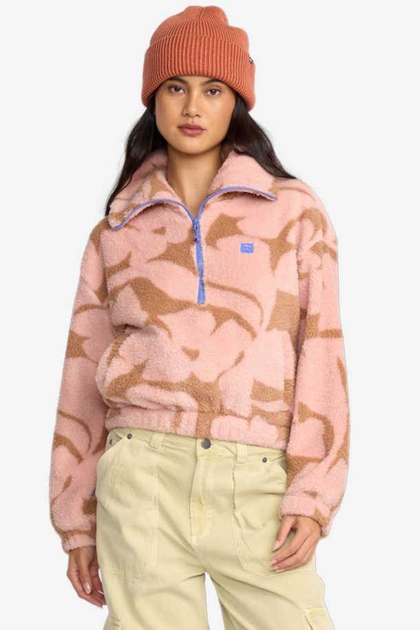 여성 BARRA (바라) 플리스 하프 집업 (WF31FH064RSB)은 캐주얼, 스포티, 미니멀 스타일을 추구하는 여성 의류입니다. 부드러운 플리스 소재로 제작되어 가을, 겨울철에 따뜻하게 착용할 수 있으며, 두꺼운 두께감으로 보온성을 높였습니다. 산책이나 캠핑 등 다양한 상황에서 편안하게 활용 가능한 아이템입니다. 반 집업 디자인으로 스타일리시함을 더했으며, 긴 소매 기장으로 활동성을 높였습니다. 무지 패턴으로 어떤 옷에도 쉽게 매치할 수 있습니다.
