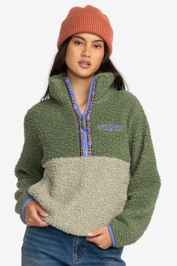 여성 HORIZON MOCK NECK 플리스 (WF31FH019GPL)는 가을과 겨울, 일상 및 캐주얼 룩에 적합한 플리스 자켓입니다. 모크넥 디자인과 두꺼운 두께감으로 보온성을 높였으며, 부드러운 촉감으로 편안한 착용감을 선사합니다. 올리브 그린과 베이지 두 가지 색상으로 출시되었으며, 캐주얼, 스포티, 미니멀 스타일을 모두 소화할 수 있습니다. 산책룩과 캠핑룩에 활용하기 좋은 아이템으로, 레귤러핏과 집업 여밈 방식으로 활동성을 더했습니다. 무지 패턴에 배색 디자인이 더해져 세련된 느낌을 줍니다.
