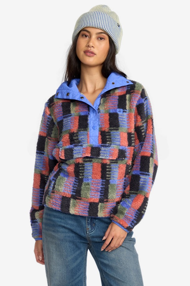 여성 SWITCHBACK PULLOVER 플리스 (WF31FH018MUL)는 멀티컬러, 블루, 핑크 색상으로 제공되는 여성용 플리스 점퍼입니다. 가을, 겨울 시즌에 어울리는 두꺼운 두께감의 루즈핏 제품으로, 부드러운 촉감과 보온 기능을 갖춘 것이 특징입니다. 하프 집업 디자인과 크롭 기장으로 캐주얼, 스포티, 고프코어 스타일을 연출하기 좋습니다. 체크 패턴과 패치워크 무늬가 돋보이며, 산책이나 캠핑 등 다양한 일상 활동에 활용할 수 있습니다. 긴 소매 기장의 플리스 소재로 제작되었습니다.
