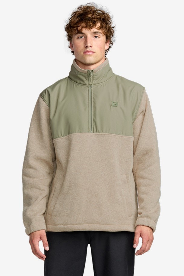 **BOUNDARY BLOCKED (바운더리 블락) 집업 플리스 (AF31FH012SAN)**는 남성용 플리스 점퍼입니다. 가을과 겨울에 따뜻하게 착용하기 좋은 두꺼운 두께감의 플리스 소재로 제작되었으며, 부드러운 촉감이 특징입니다. 캐주얼 및 스포티 스타일을 연출하기 좋으며, 베이지와 카키 두 가지 색상으로 제공됩니다. 무지 디자인에 배색 디테일과 하이넥 디자인을 더해 활동적인 느낌을 강조했습니다. 레귤러핏의 긴소매 집업 스타일로 간편하게 착용할 수 있습니다.
