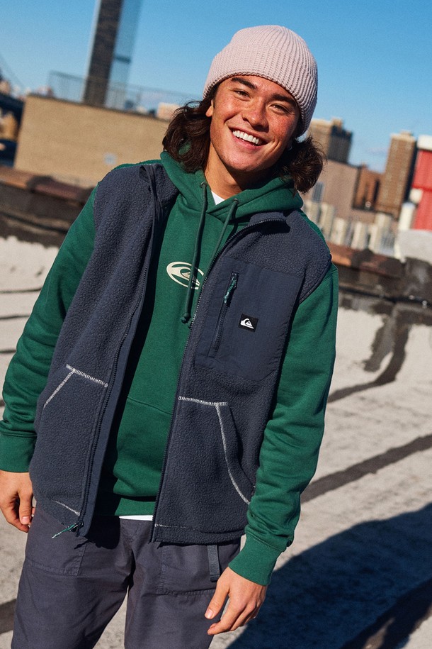 CLEAN COAST (클린 코스트) 플리스 베스트 (QF31VT036KSH)는 남성용으로, 가을과 겨울에 따뜻하게 착용하기 좋은 두꺼운 플리스 소재의 베스트입니다. 네이비 컬러의 무지 디자인으로, 캐주얼, 스포티, 미니멀 스타일을 모두 소화할 수 있습니다. 레귤러핏에 집업 스타일로 간편하게 착용 가능하며, 일상 및 출근룩에 활용하기 좋습니다. 부드러운 촉감과 포켓 디테일이 특징입니다.
