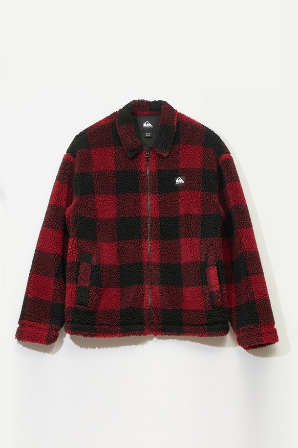 체크 패턴 플리스 재킷 (QF31JK061RED)은 남녀 모두 착용 가능한 캐주얼 스타일의 아우터입니다. 레드와 블랙 두 가지 색상으로 출시되었으며, 가을과 겨울에 따뜻하게 입을 수 있습니다. 두꺼운 두께감의 부드러운 플리스 소재로 제작되어 포근한 착용감을 선사합니다. 집업 스타일의 레귤러핏 크롭 기장 재킷으로, 버퍼로 체크 패턴을 살려 디자인 포인트를 더했습니다. 긴 소매 기장으로 보온성을 높였으며, 캐주얼, 클래식, 미니멀 스타일 모두 소화 가능합니다.
