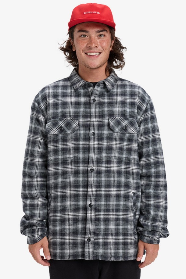 VENTURE(벤처) 쉐르파 재킷(QF31JK025KV1)은 남성용 쉐르파 재킷입니다. 그레이, 블랙, 화이트 세 가지 색상으로 출시되었으며, 가을과 겨울에 따뜻하게 착용할 수 있습니다. 캐주얼 및 스트릿 스타일을 연출하기 좋으며, 체크 패턴과 부드러운 플리스 소재가 특징입니다. 레귤러 핏과 두꺼운 두께감으로 보온성을 높였으며, 집업 여밈 방식과 긴 소매, 포켓 디테일로 실용성을 더했습니다. 일상 및 캐주얼 룩에 활용하기 좋은 아이템입니다.
