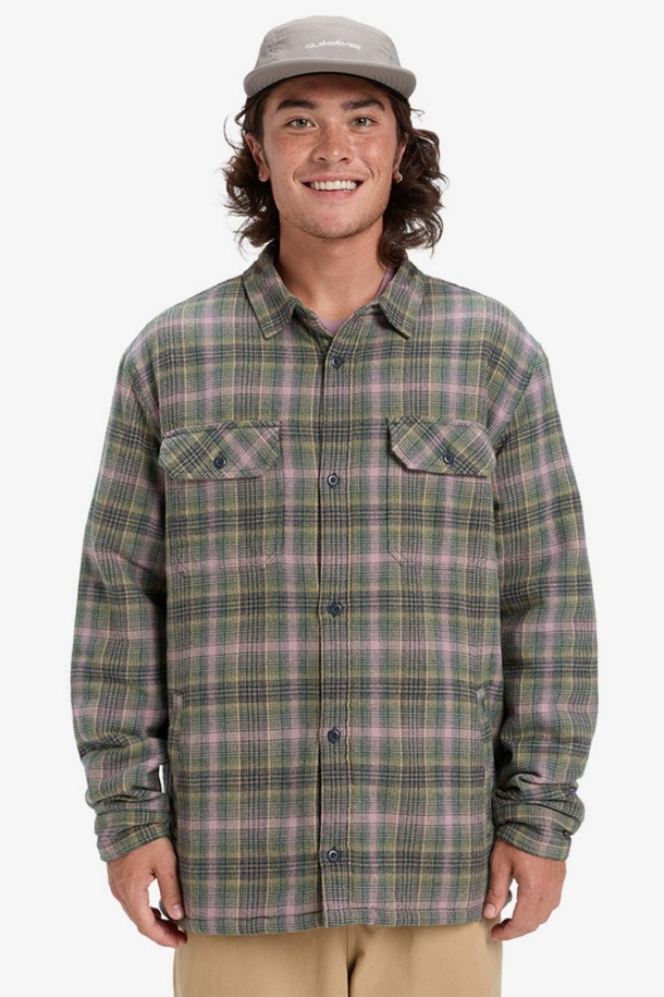 VENTURE(벤처) 쉐르파 재킷 (QF31JK025KSH)은 남성용 쉐르파 재킷입니다. 그린과 그레이 두 가지 색상으로 제공되며, 가을과 겨울에 따뜻하게 착용할 수 있습니다. 캐주얼 및 스트릿 스타일을 연출하기 좋으며, 체크 패턴과 레귤러핏 디자인이 특징입니다. 두꺼운 플리스 소재로 제작되어 부드러운 촉감을 선사하며, 집업 여밈 방식과 포켓 디테일이 돋보입니다. 
