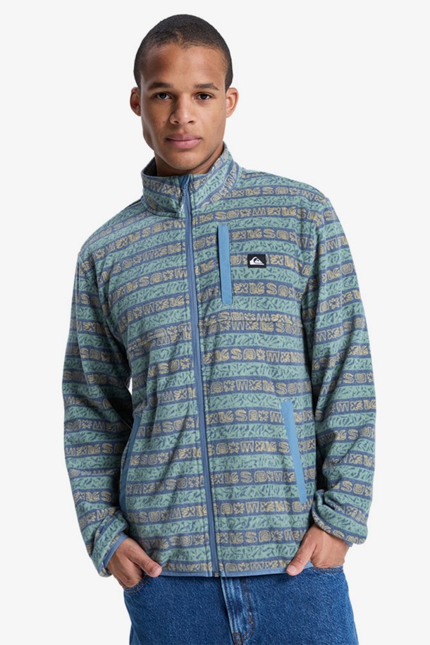 NO DESTINATION(노 데스티네이션) 플리스 집업 재킷 (QF31JK024GGV)은 남성용 플리스 자켓입니다. 그레이와 블루 두 가지 색상으로 출시되었으며, 가을과 겨울에 따뜻하게 착용할 수 있습니다. 캐주얼 및 스포티한 스타일을 연출하기 좋으며, 스트라이프 무늬와 레귤러핏 디자인이 특징입니다. 부드러운 촉감의 플리스 소재로 제작되었으며, 두꺼운 두께감으로 보온성을 높였습니다. 집업 디테일과 스탠드 칼라를 갖춰 편안함과 스타일을 동시에 만족시키는 아이템입니다.
